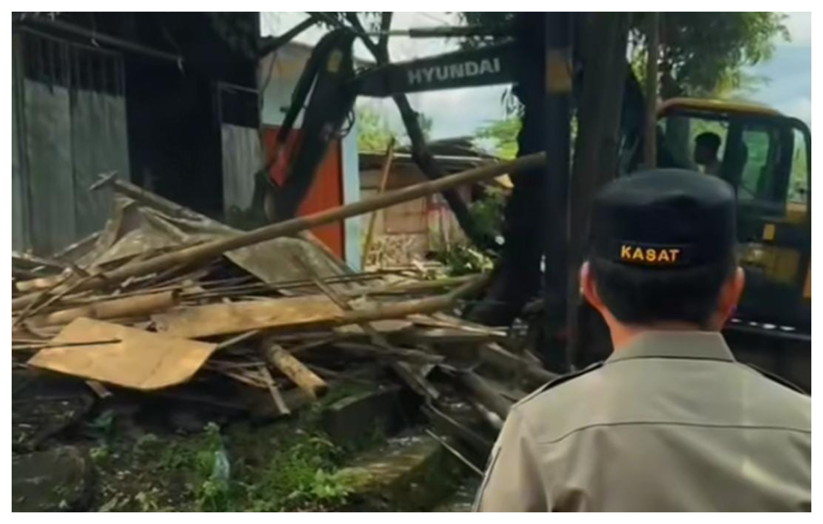 Penertiban bangunan liar di Jalan Raya Cipayung, Kota Depok, yang dilakukan petugas gabungan.