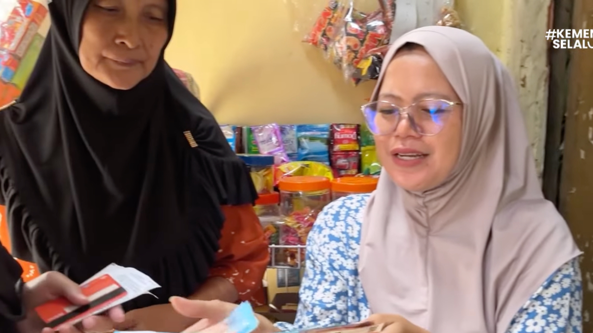 Penyaluran bansos BLT Kesra ke KPM.