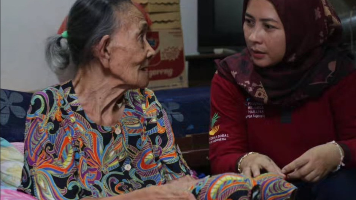 Ilustrasi pendamping sosial melakukan survei di lapangan