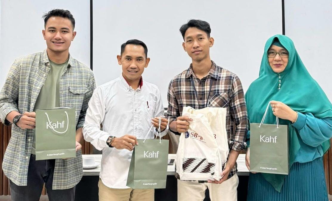 Kesepakatan Kerjasama Event OTW SB Runpreneur, dari kiri ke kanan Rio, Head of RVD, Dr. Asep Taryana, S.TP., MM., Ketua Harian HA SB IPB, Rizqi Akbar,  Paragon (Kahf), Endah - PD OTW SB Runpreneur.