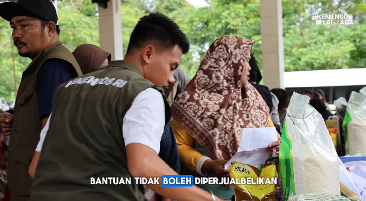 Ilustrasi penyaluran bansos beras dan minyak goreng.
