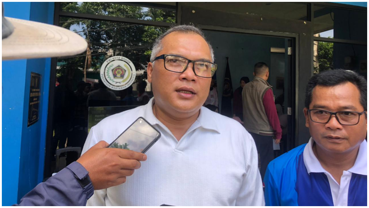 Direktur Utama Bank Kota Bogor saat mengikuti kegiatan Jumat Sehat di Mako PWI Kota Bogor.