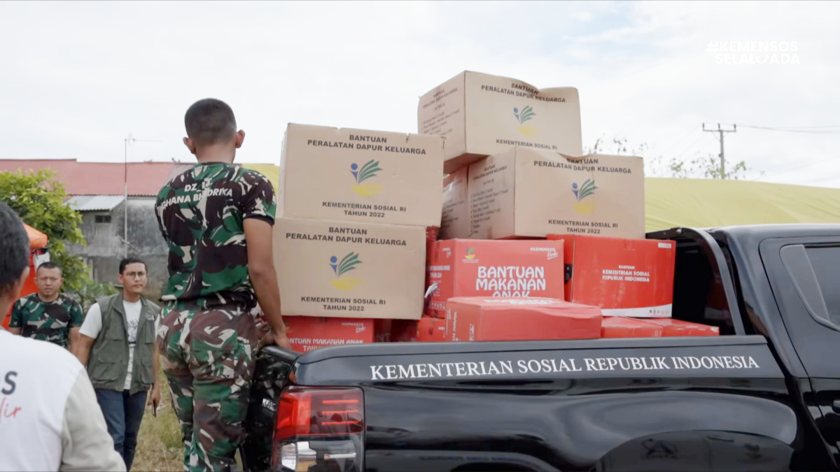 Ilustrasi Distribusi bansos berupa bantuan permakanan dari Kemensos