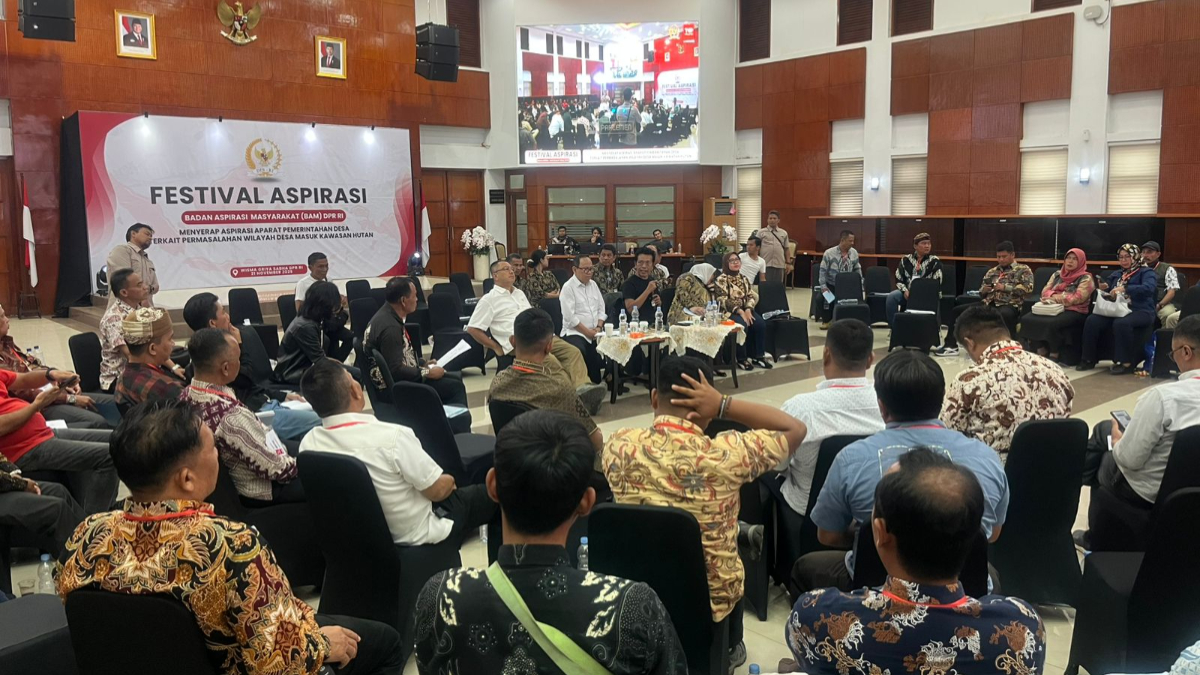 Kepala desa se-Kabupaten Bogor yang wilayahnya masuk dalam kawasan hutan hadir dalam&nbsp;Festival Aspirasi BAM DPR RI di Wisma DPR, Cisarua, Jumat, 21 November 2025.&nbsp;