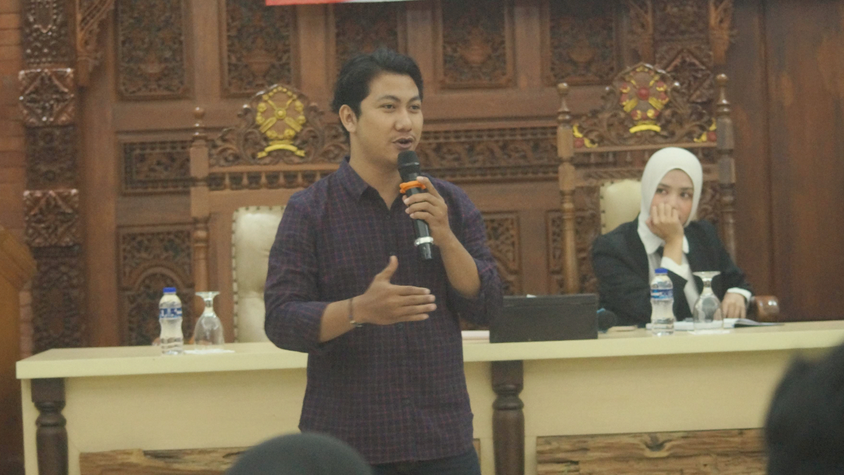 Founder Vinus Muda, Chikal Akmalul Fauzi menjelaskan materi kepada para peserta.