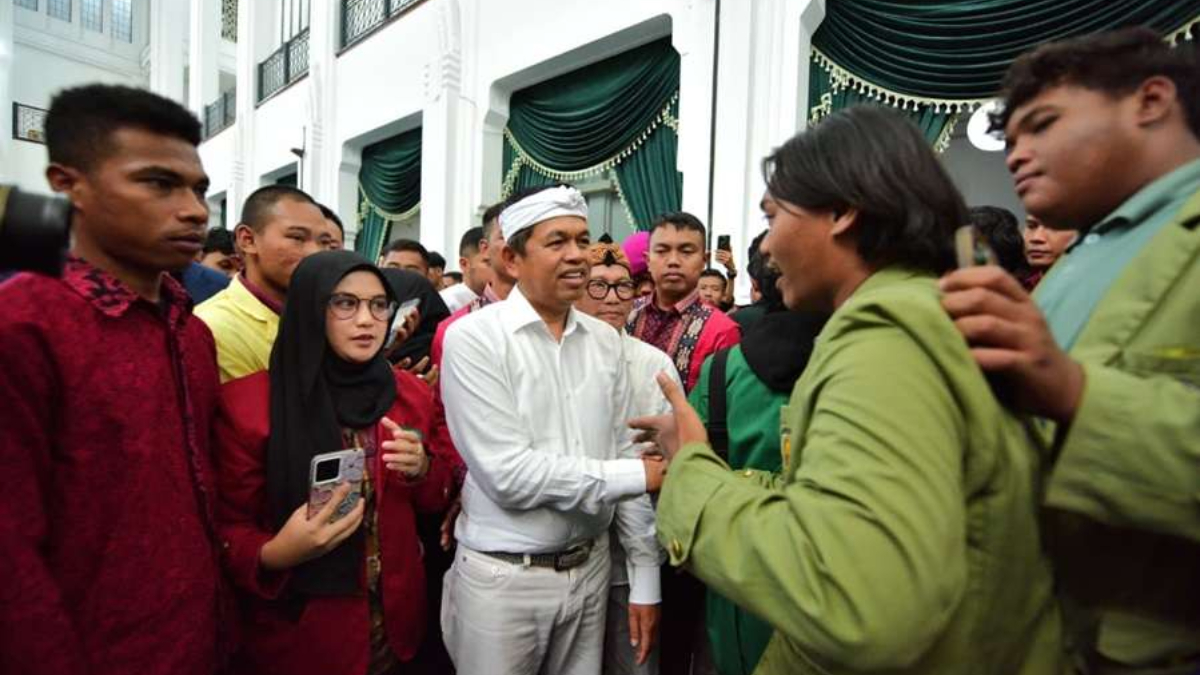 Gubernur Jawa Barat Dedi Mulyadi usai membuka acara "Jabar Econovation: Akselerasi Ekonomi & Inovasi Jabar Menuju Indonesia Emas 2045" di Gedung Sate.