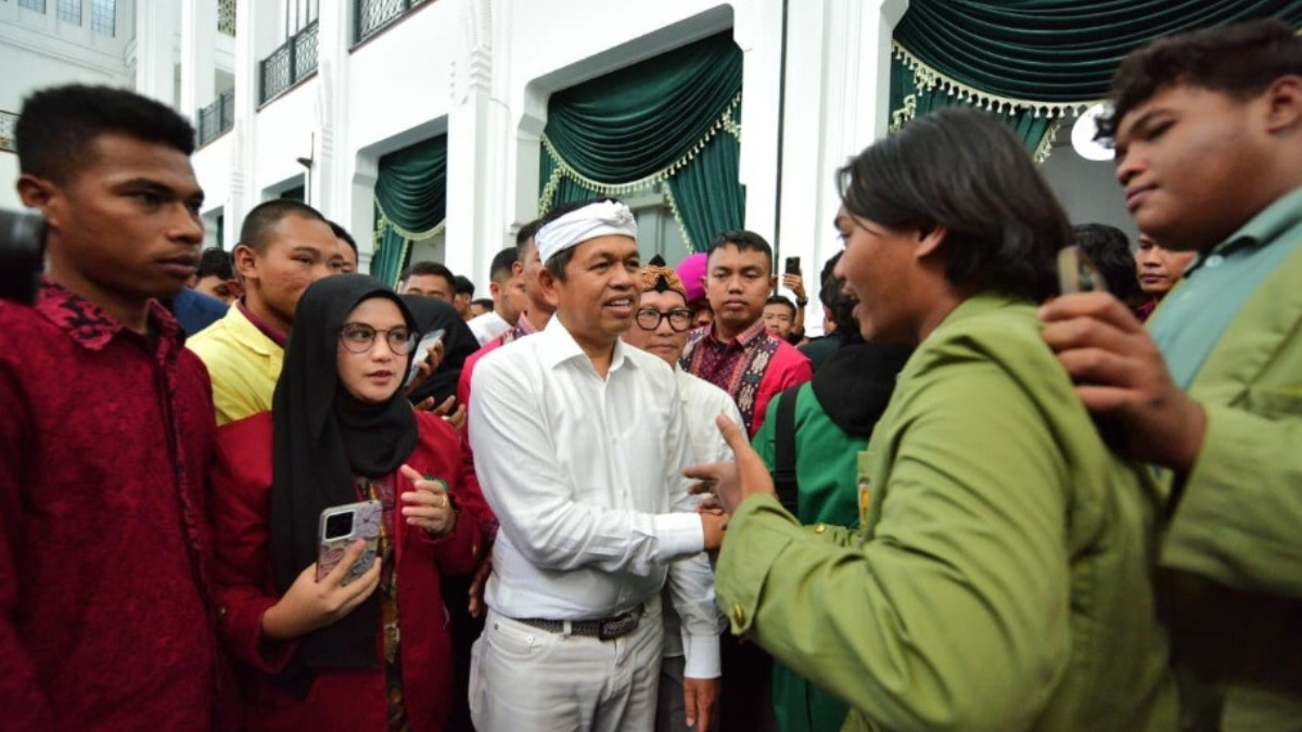 Gubernur Jawa Barat Dedi Mulyadi bersalaman dengan salah seorang mahasiswa di Aula Barat Gedung Sate.