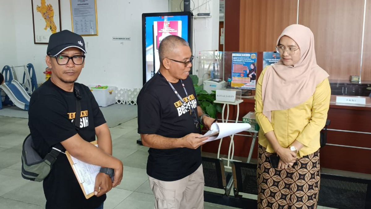 Juri Kehormatan Bogorku Bersih saat melakukan penilaian di Kantor Kecamatan Bogor Utara, Kota Bogor.