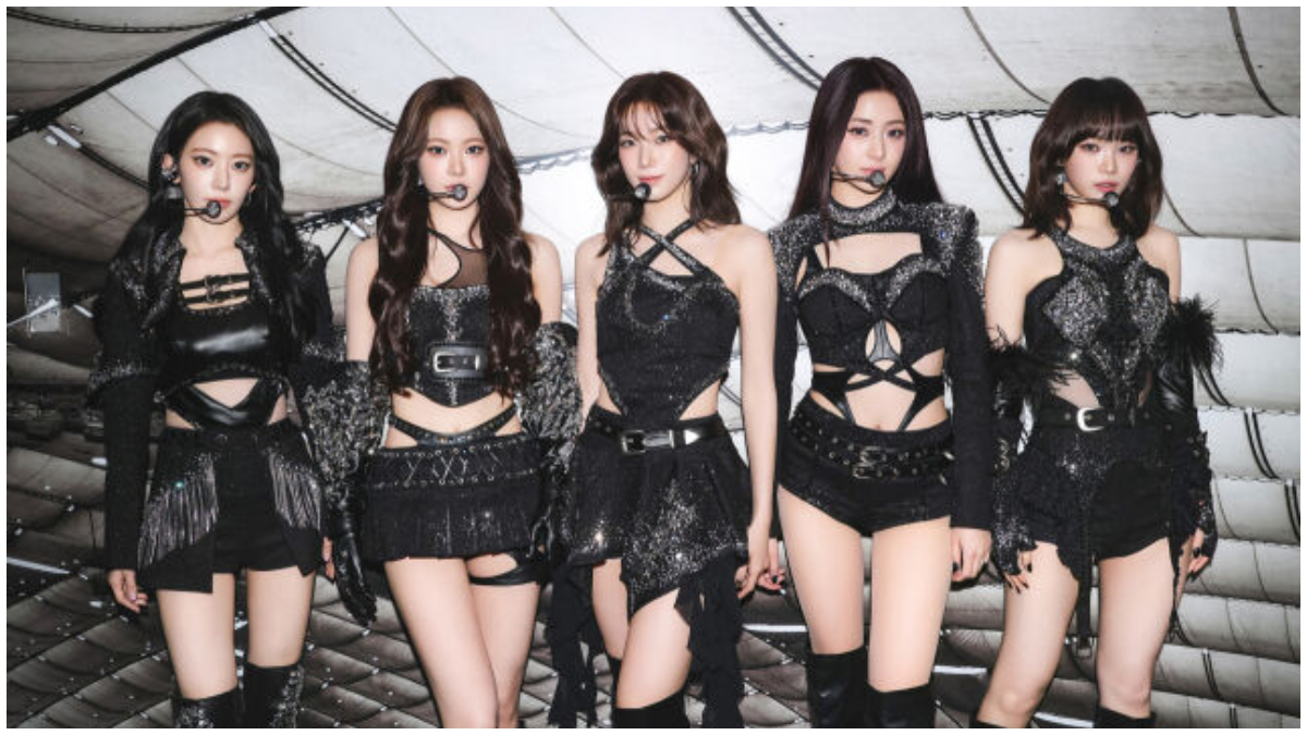 LE SSERAFIM saat debut konser di Tokyo Dome, Jepang.