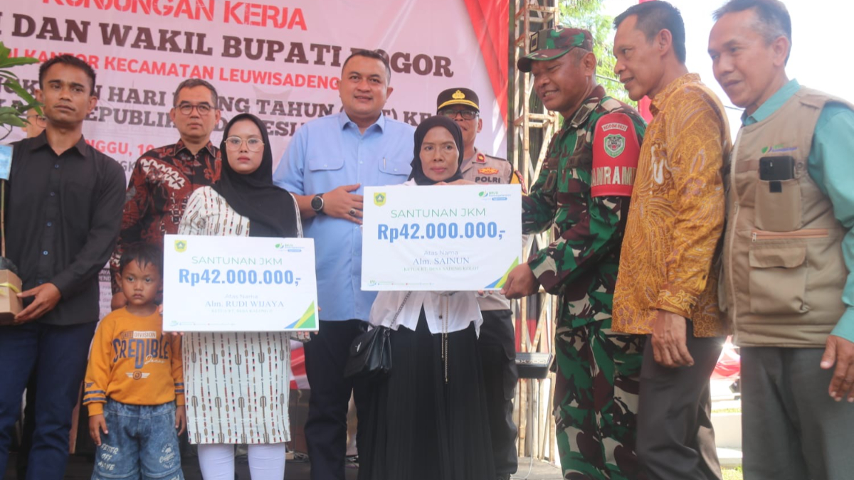 Rudy Susmanto memberikan santunan JKM kepada beberapa warga Bogor
