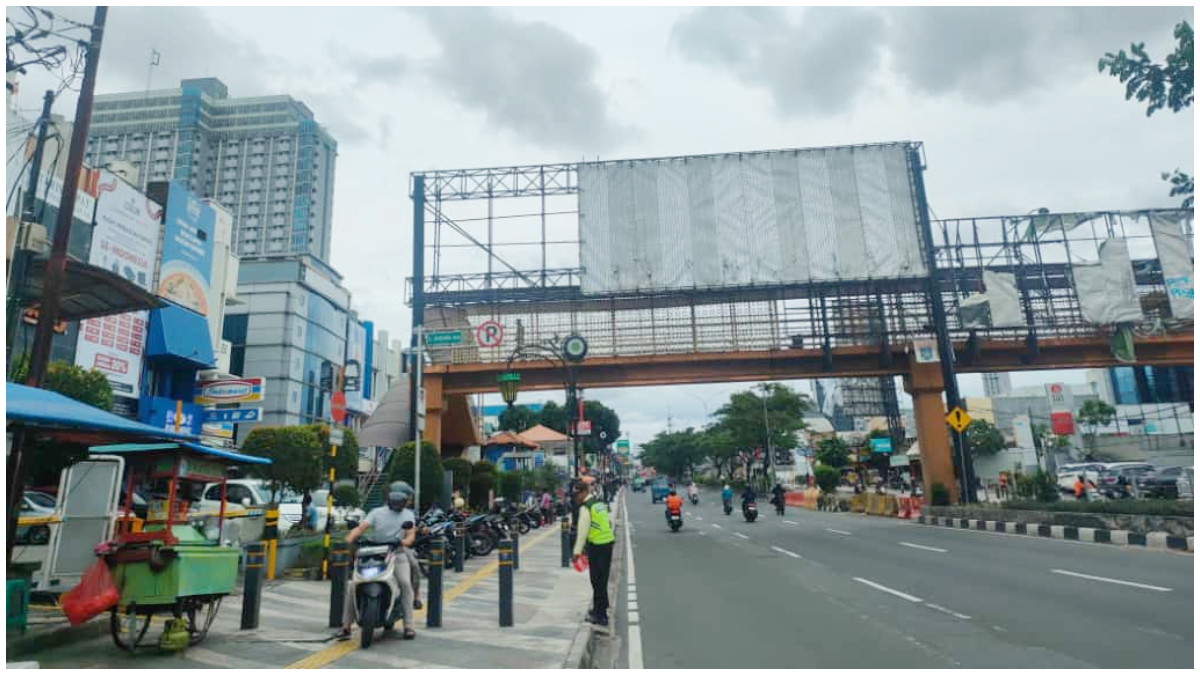 Suasana parkir liar di Jalan Margonda, Kota Depok.