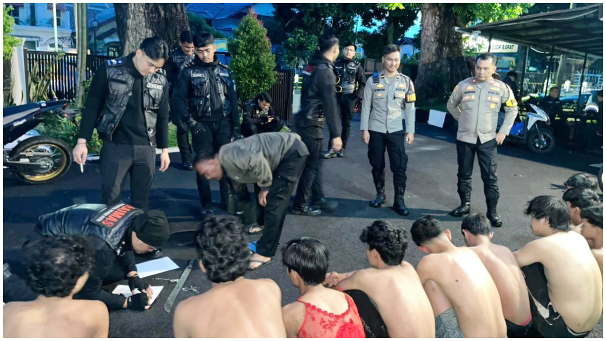 Personel Polresta Bogor Kota saat mengamankan segerombolan remaja yang ditemukan membawa sajam.