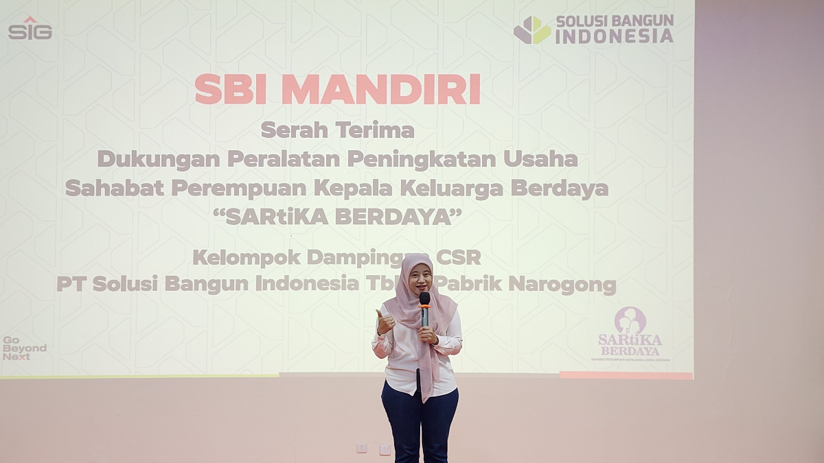 PT Solusi Bangun Indonesia Tbk Pabrik Narogong memberikan&nbsp;bantuan kepada Sahabat Perempuan Kepala Keluarga Berdaya (SARtiKA Berdaya).