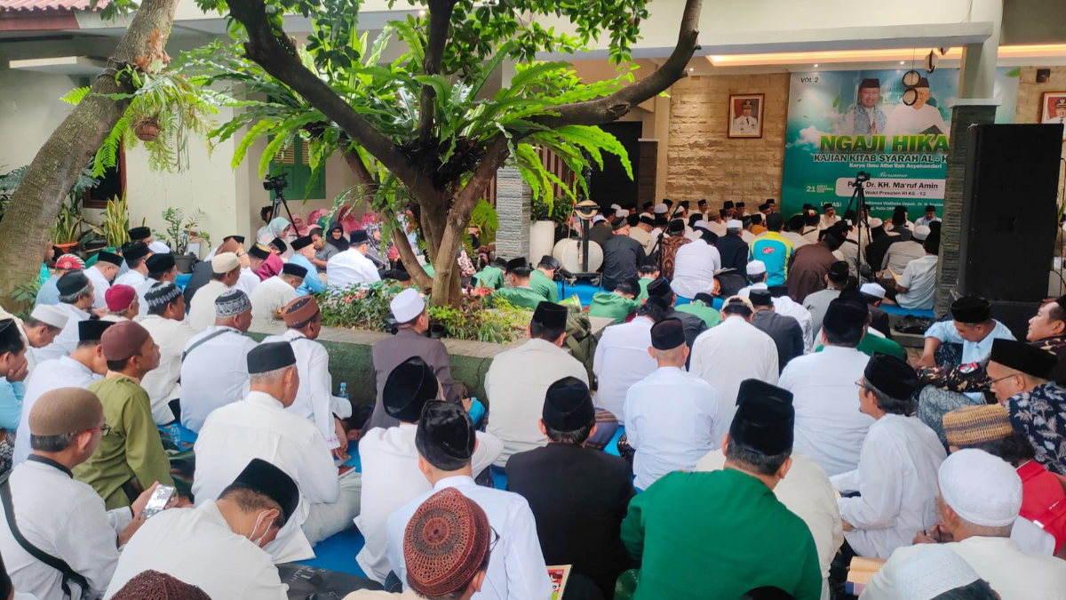 Warga menghadiri kajian kitab Syarah Al Hikam di kediaman Walikota Depok Supian Suri.
