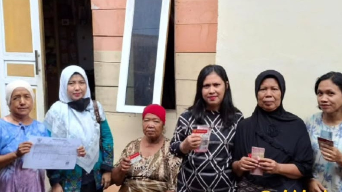 Ilustrasi: Penyaluran bantuan sosial (bansos) kepada para penerima manfaat atau KPM.
