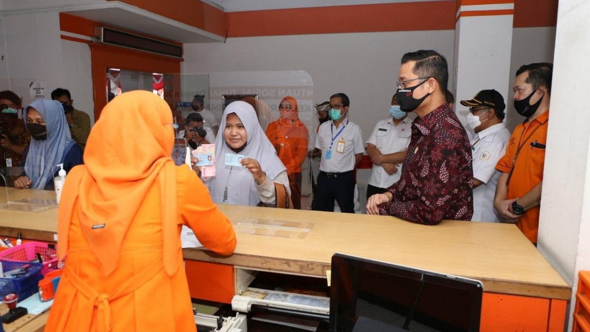 Ilustrasi pencairan bansos BLT Kesra melalui PT Pos Indonesia di Kabupaten Bogor, Jawa Barat.