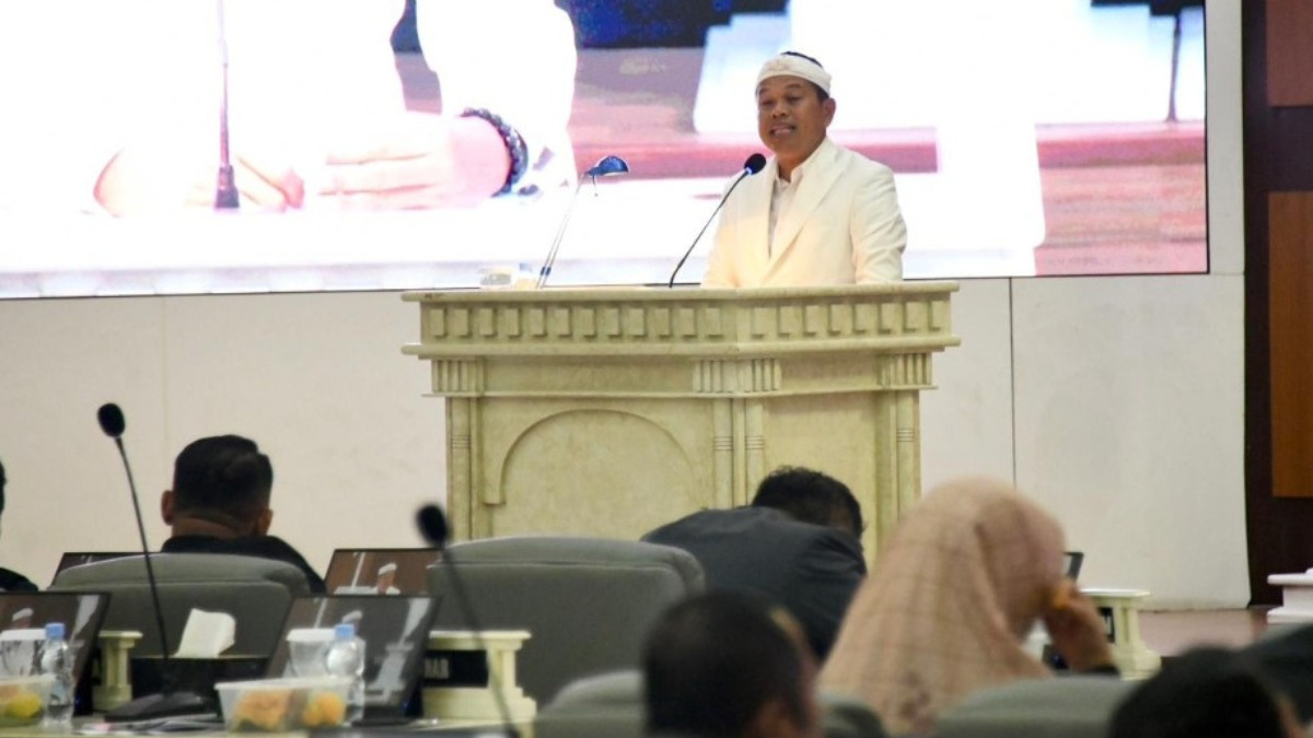 Gubernur Jawa Barat Dedi Mulyadi dalam Rapat Paripurna di Gedung DPRD Jabar.