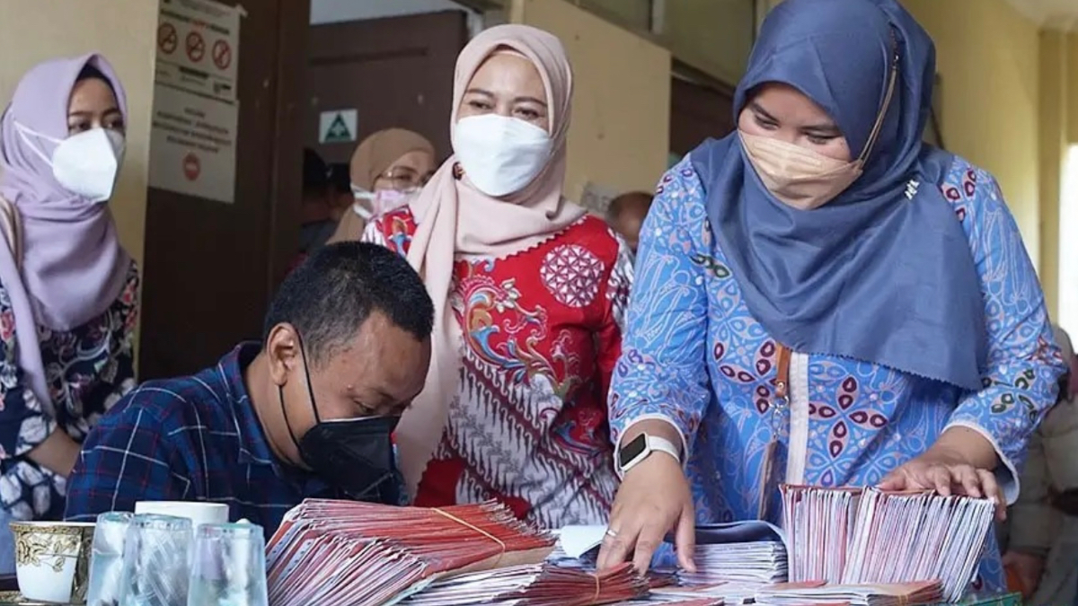 Ilustrasi petugas dalam penyaluran bansos PKH, BPNT dan BLT Kesra.