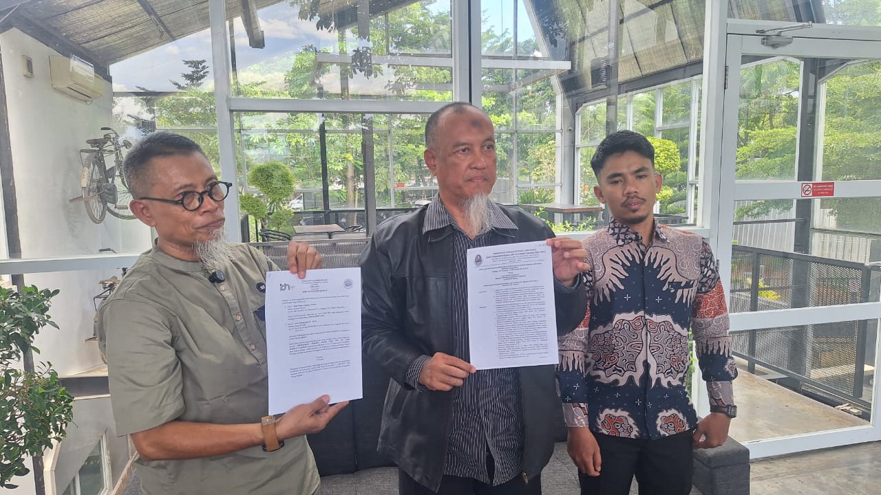 Penasihat Hukum SMK IDN Boarding School Jonggol, Kabupaten Bogor,  Ustaz Salim Achmad dan Febry Irmasnyah saat memperlihatkan berkas dan bukti-bukti.