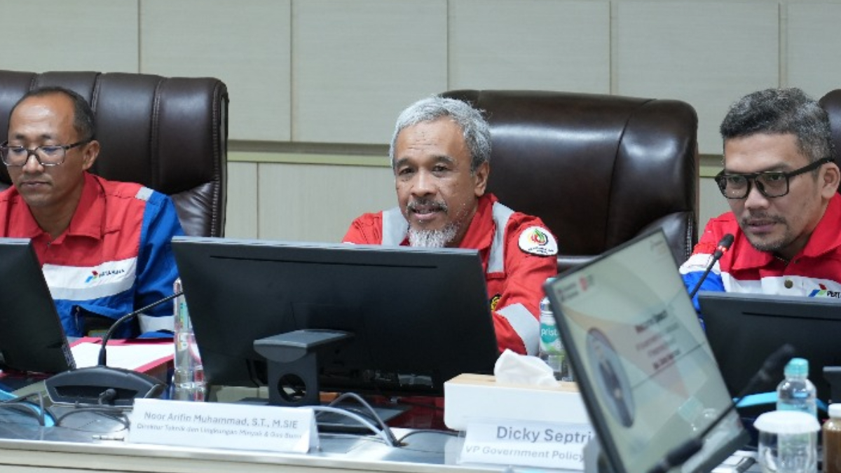 Direktur Teknik dan Lingkungan Migas, Noor Arifin Muhammad menyimak penjelasan dari pihak Pertamina.