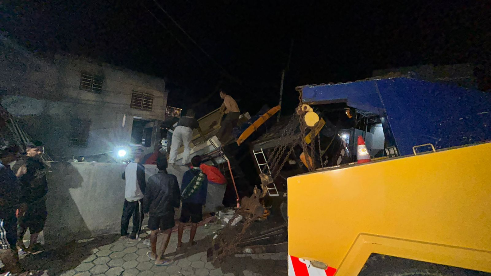 Truk puso mengalami kecalakaan di tanjakan Jalan Tumenggung Wiradiredja, Kecamatan Bogor Utara, Kota Bogor, Sabtu 22 November 2025 dini hari.
