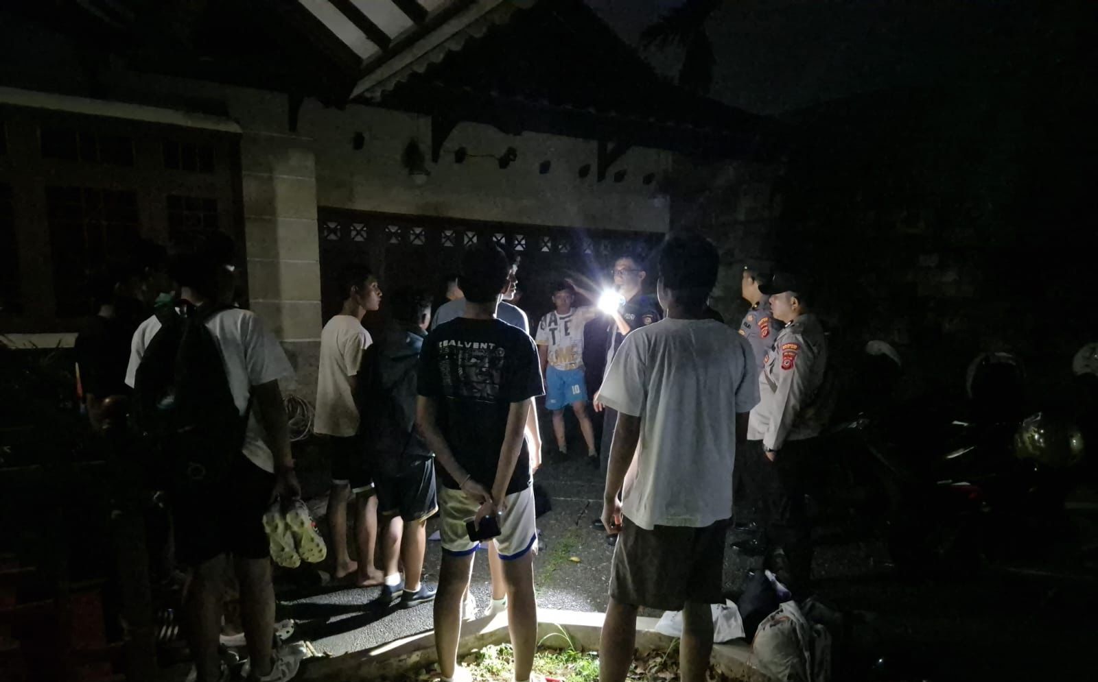 Personel kepolisian saat memberikan pengamanan kepada para pelajar yang diduga jadi korban penyerangan di Kota Bogor.