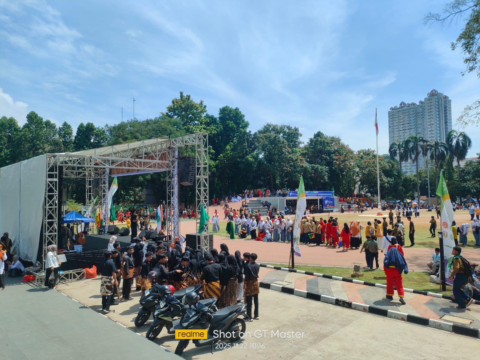 Suasana Milad ke 113 Muhamadiyah tingkat Kota Depok di lapangan Balaikota Depok, Sabtu 22 November 2025.