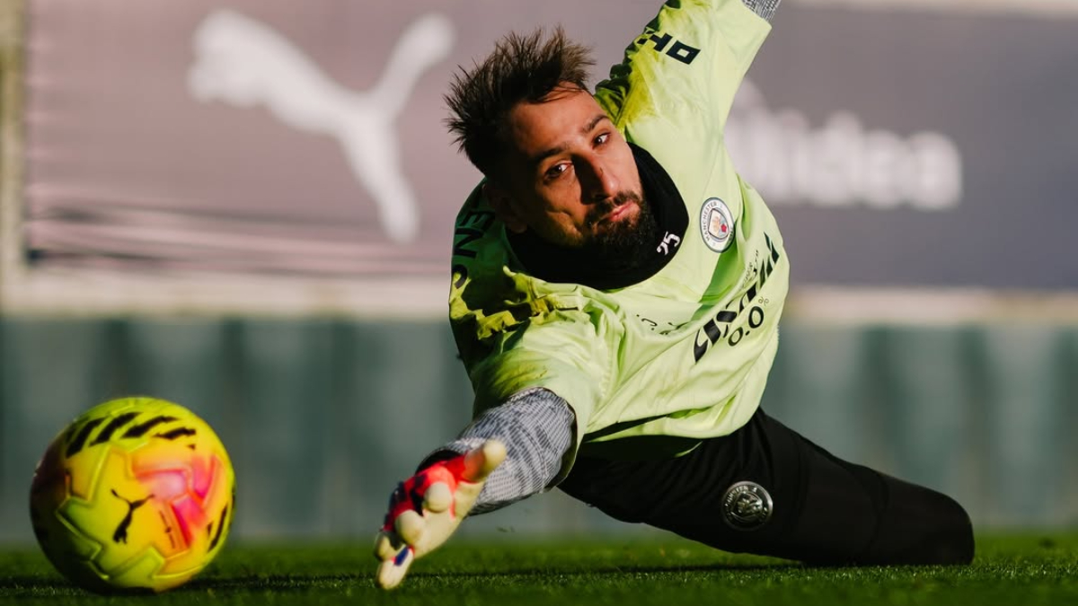 Para pemain Manchester City saat menjalani sesi latihan.