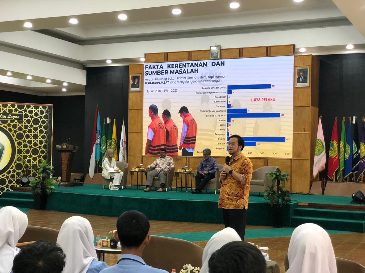 Narasumber saat menyampaikan materi di Seminar Nasional Akuntansi UIKA Bogor.