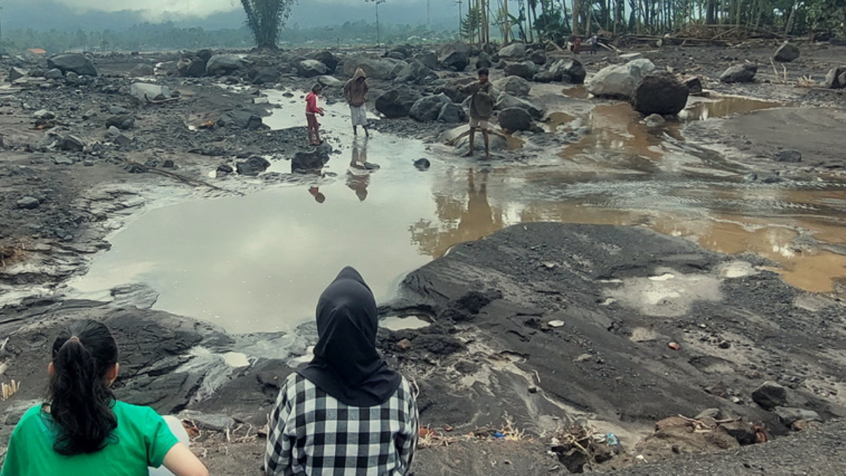 Warga melihat kerusakan pasca erupsi Gunung Semeru.