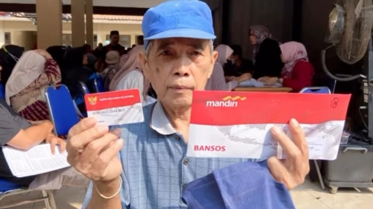Ilustrasi: Penyaluran bantuan sosial (bansos) kepada para penerima manfaat atau KPM.