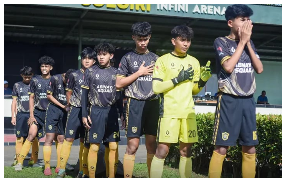 Para pemain Abinaya Squad FC sebelum pertandingan.