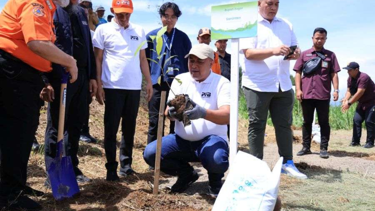 Bupati Bogor Rudy Susmanto saat menanam pohon di daerah aliran Sungai&nbsp;Ciliwung.