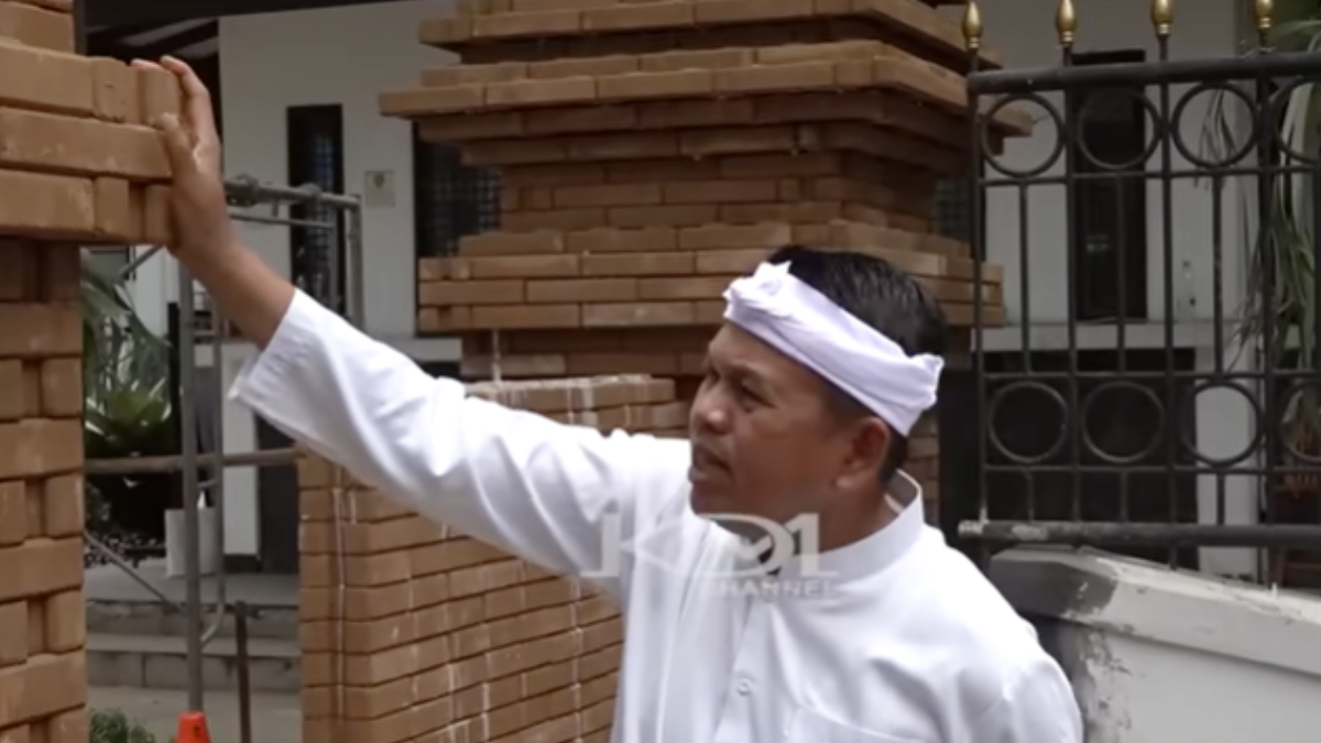 Gubernur Jawa Barat Dedi Mulyadi memperlihatkan pembangunan gapura Gedung Sate di Bandung.&nbsp;