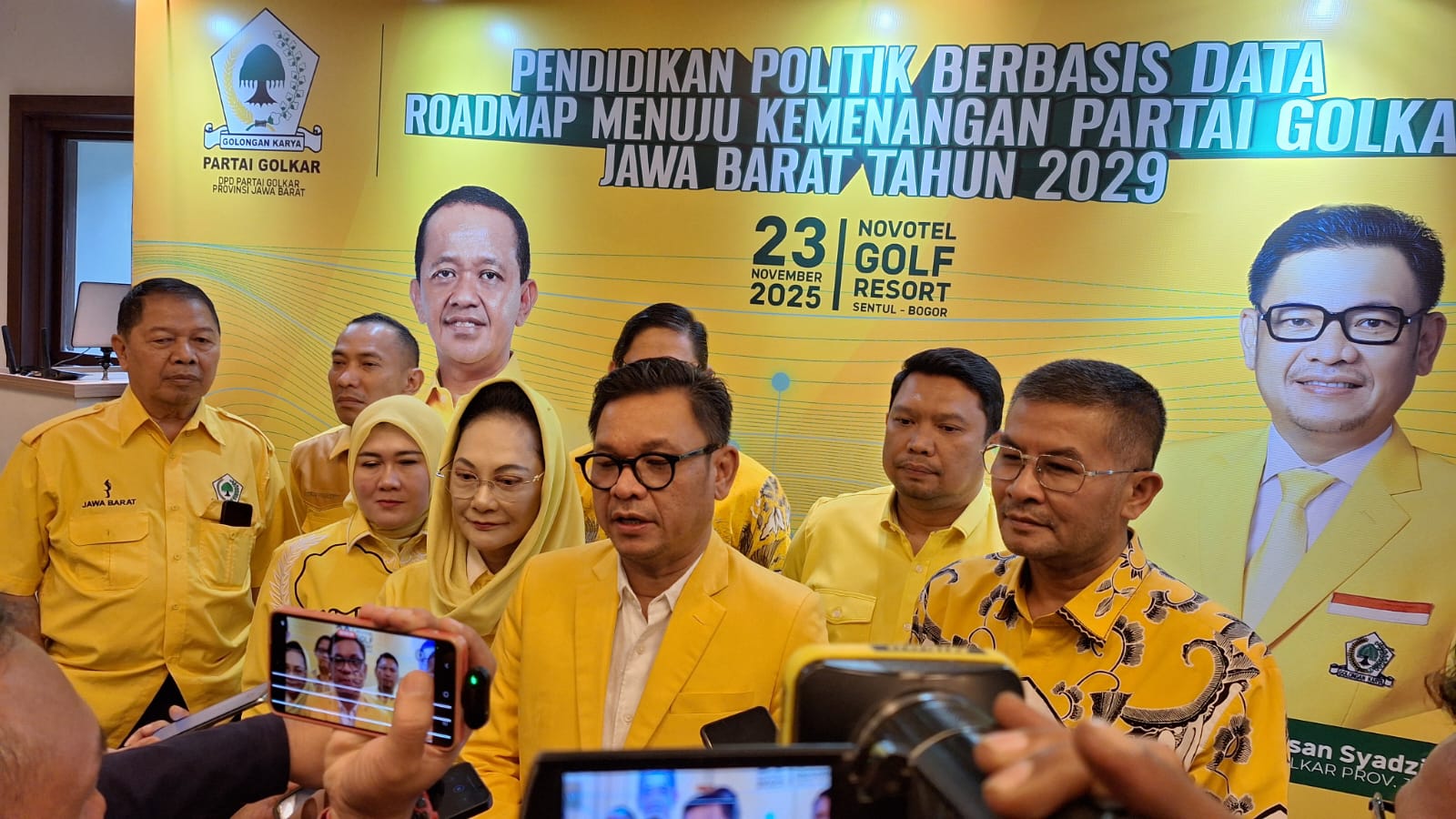 Ketua DPD Partai Golkar Jawa Barat, TB Ace Hasan Syadzily, saat memberikan keterangan kepada wartawan usai menggelar pendidikan politik, Sabtu 23 November 2025.
