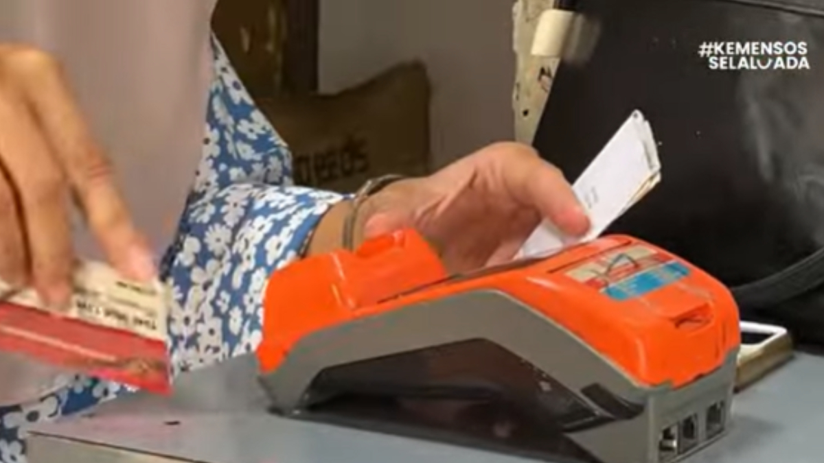 Ilustrasi: Penyaluran bantuan sosial (bansos) kepada para penerima manfaat atau KPM.