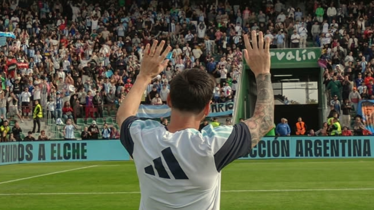 Lionel Messi menyapa para penggemarnya.