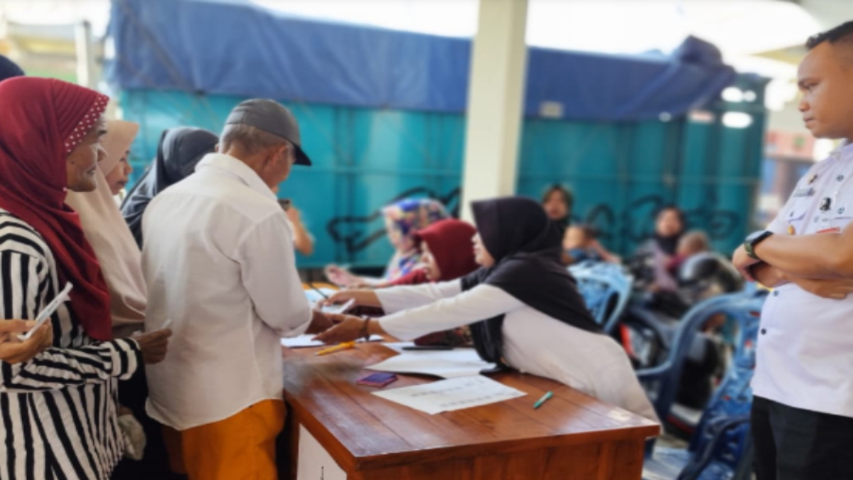 Petugas pengawasi pencairan Bansos.