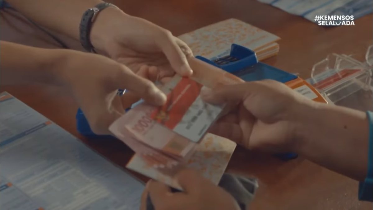 Ilustrasi: Penyaluran bantuan sosial (bansos) kepada para penerima manfaat atau KPM.