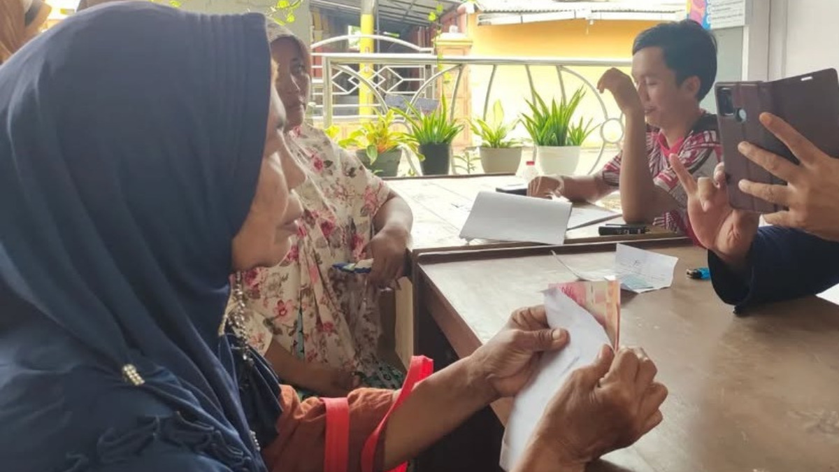 Ilustrasi: Petugas pendamping sosial saat melakukan pengecekan penerima bantuan sosial (bansos).
