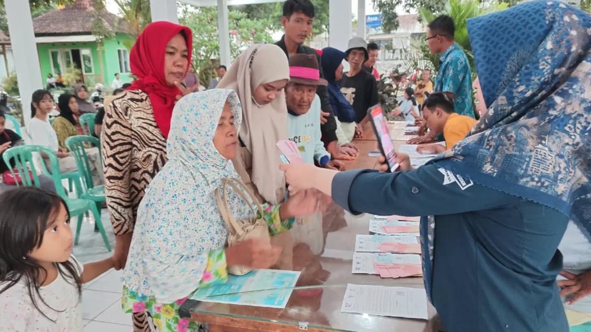 Ilustrasi: Petugas pendamping sosial saat melakukan pengecekan penerima bantuan sosial (bansos).&nbsp;