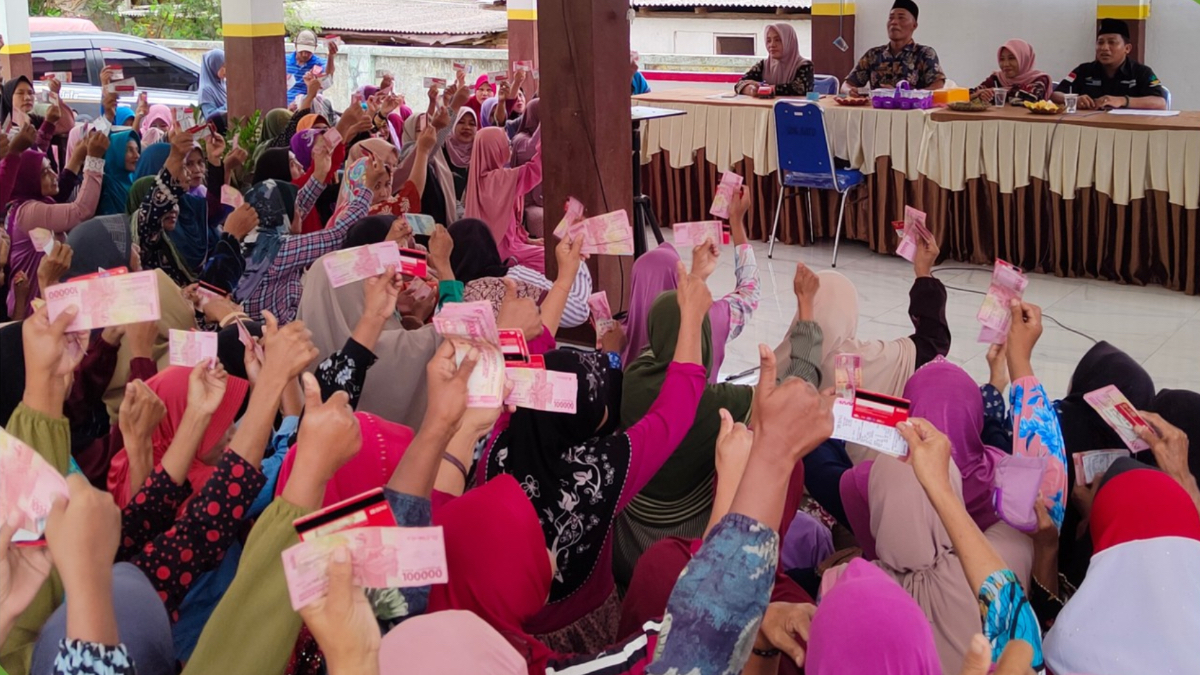 Ilustrasi: Suasana penyaluran bantuan sosial (bansos) kepada KPM.
