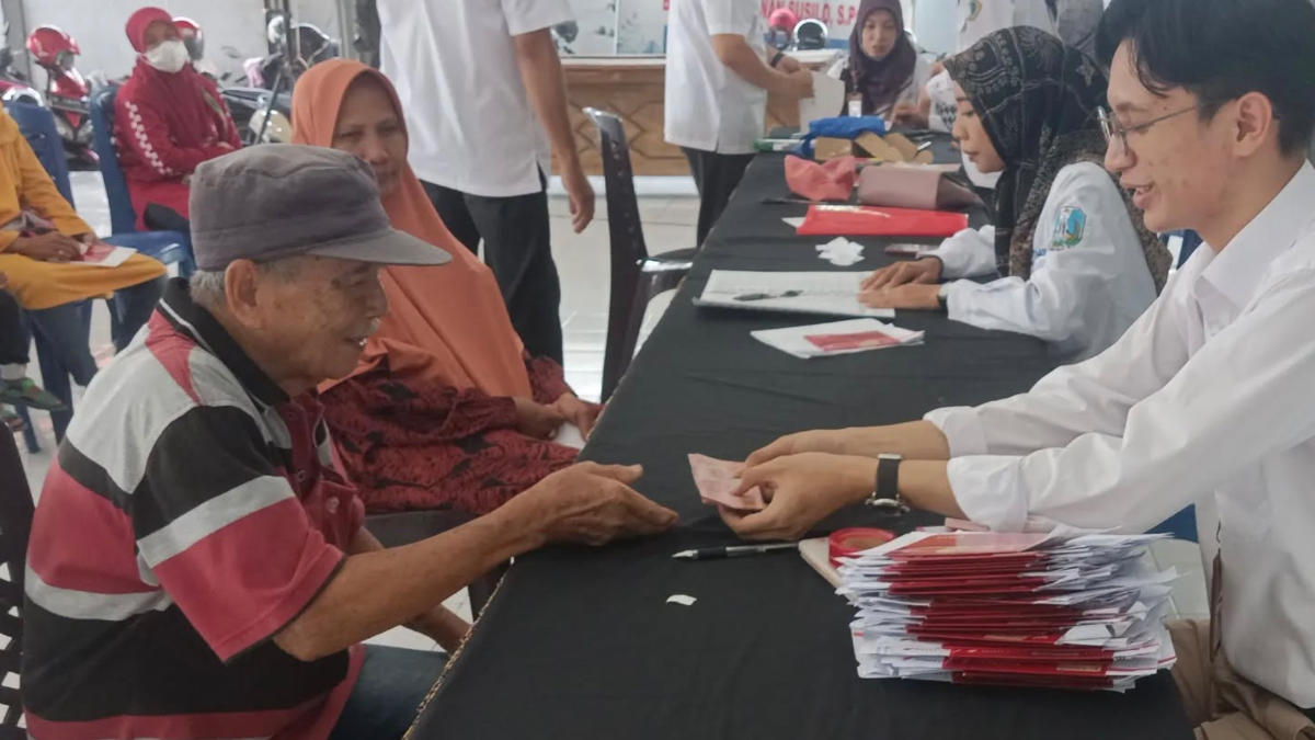 Ilustrasi:&nbsp;Penyaluran&nbsp;bantuan sosial&nbsp;kepada KPM.&nbsp;