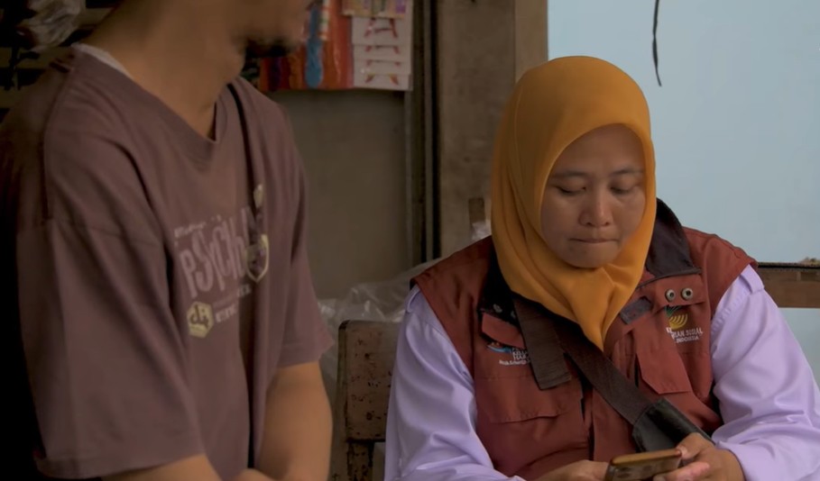 Ilustrasi saat pendamping sosial mendampingi KPM PKH melakukan verifikasi komitmen