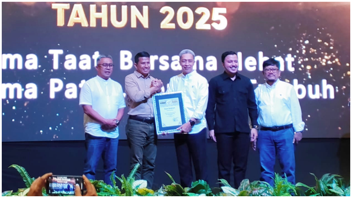 Kepala BPN Kota Bogor, Akhyar Tarfi menerima plakat sebagai mitra Pemkot Bogor di acara Gebyar Pajak.