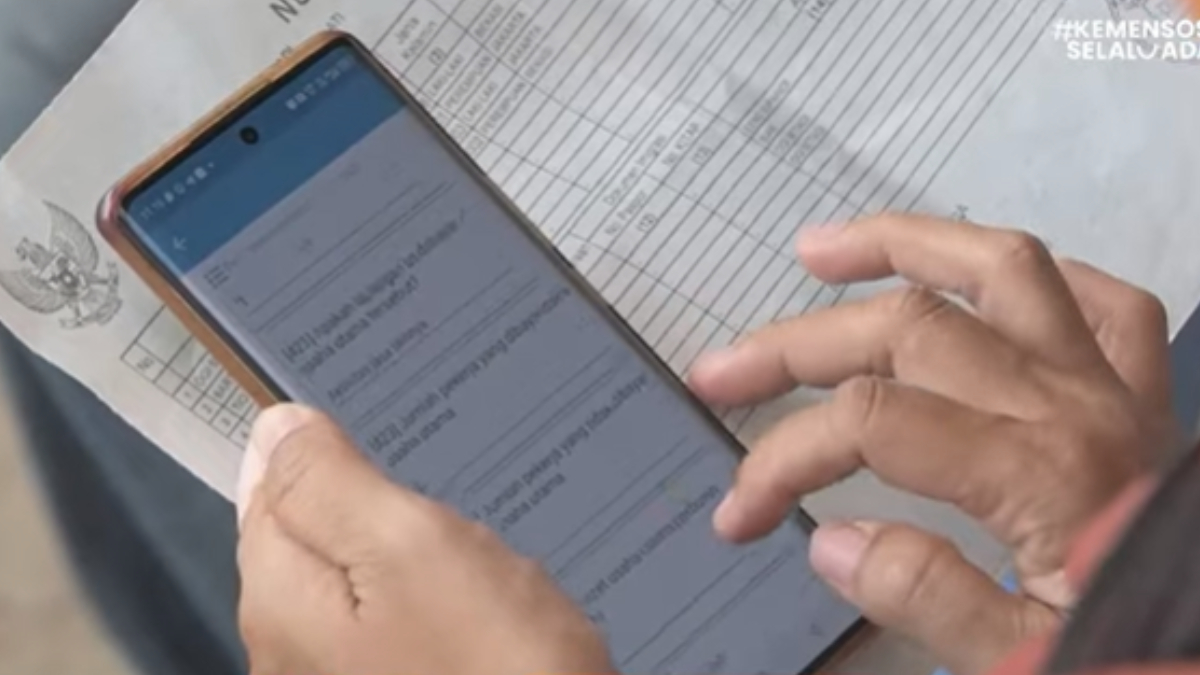 Ilustrasi: Pengecekan data penerima bantuan sosial (bansos) oleh petugas pendamping sosial.