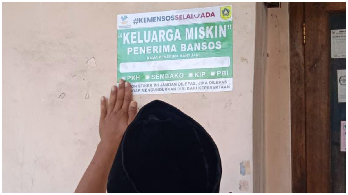 Petugas Dinsos Kabupaten Bogor saat melakukan verifikasi penerima bansos.