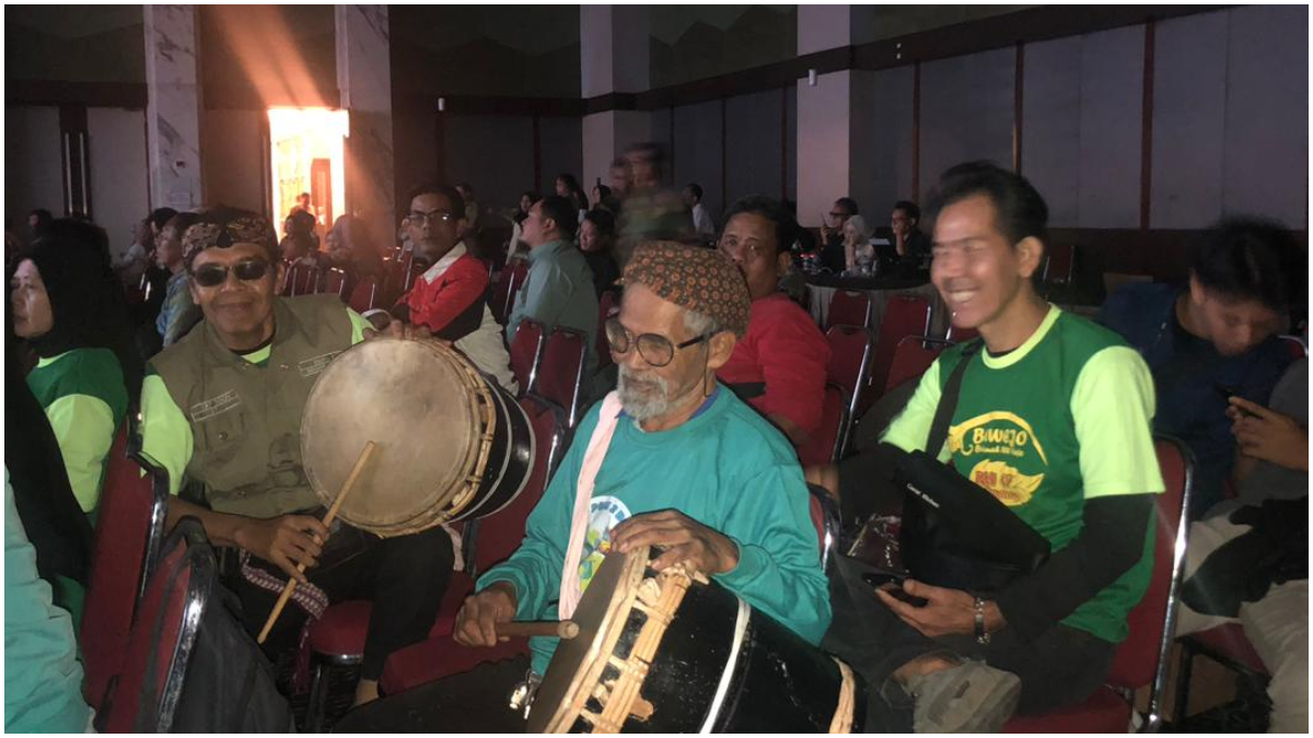 Rombongan RT 06 RW 07 Kelurahan Empang, Kecamatan Bogor Selatan, Kota Bogor hadir dalam malam Anugerah Bogorku Bersih 2025 dengan membawa alat musik di IICC Bogor, Senin, 24 November 2025.