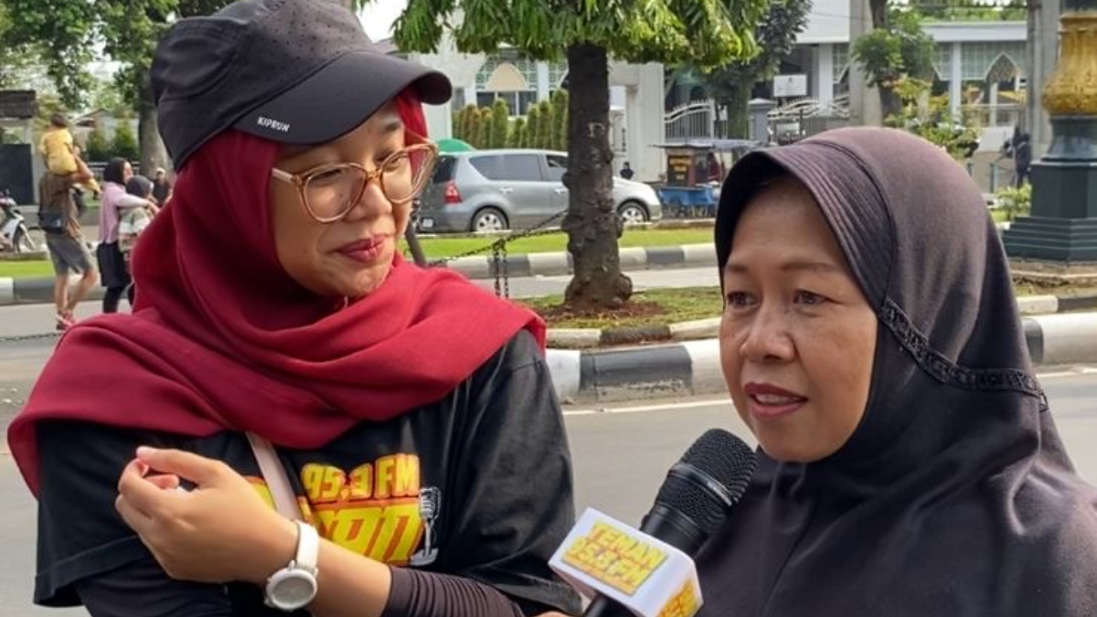 Layanan OB Van Radio Teman 95,3 FM saat mewawancarai salah satu warga di Car Free Day.