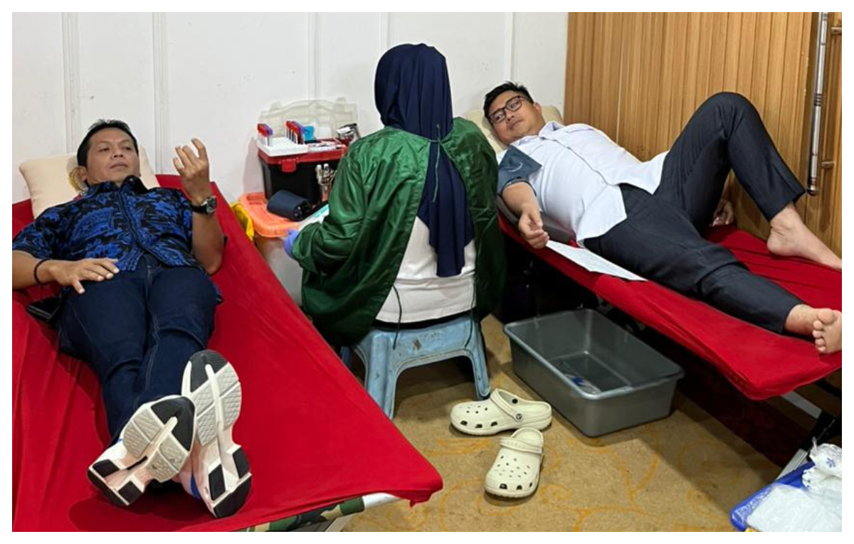 Ketua DPRD Kabupaten Bogor, Sastra Winara saat mengikuti kegiatan donor darah.